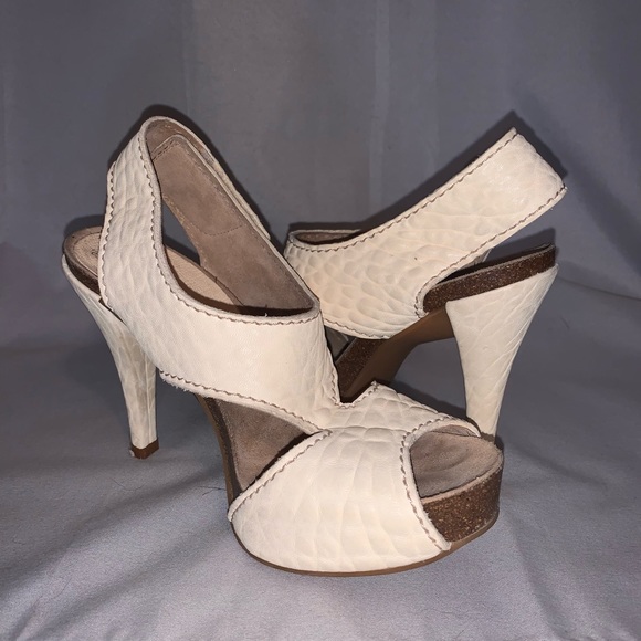 Pedro García Cream Heels - Picture 3 of 5